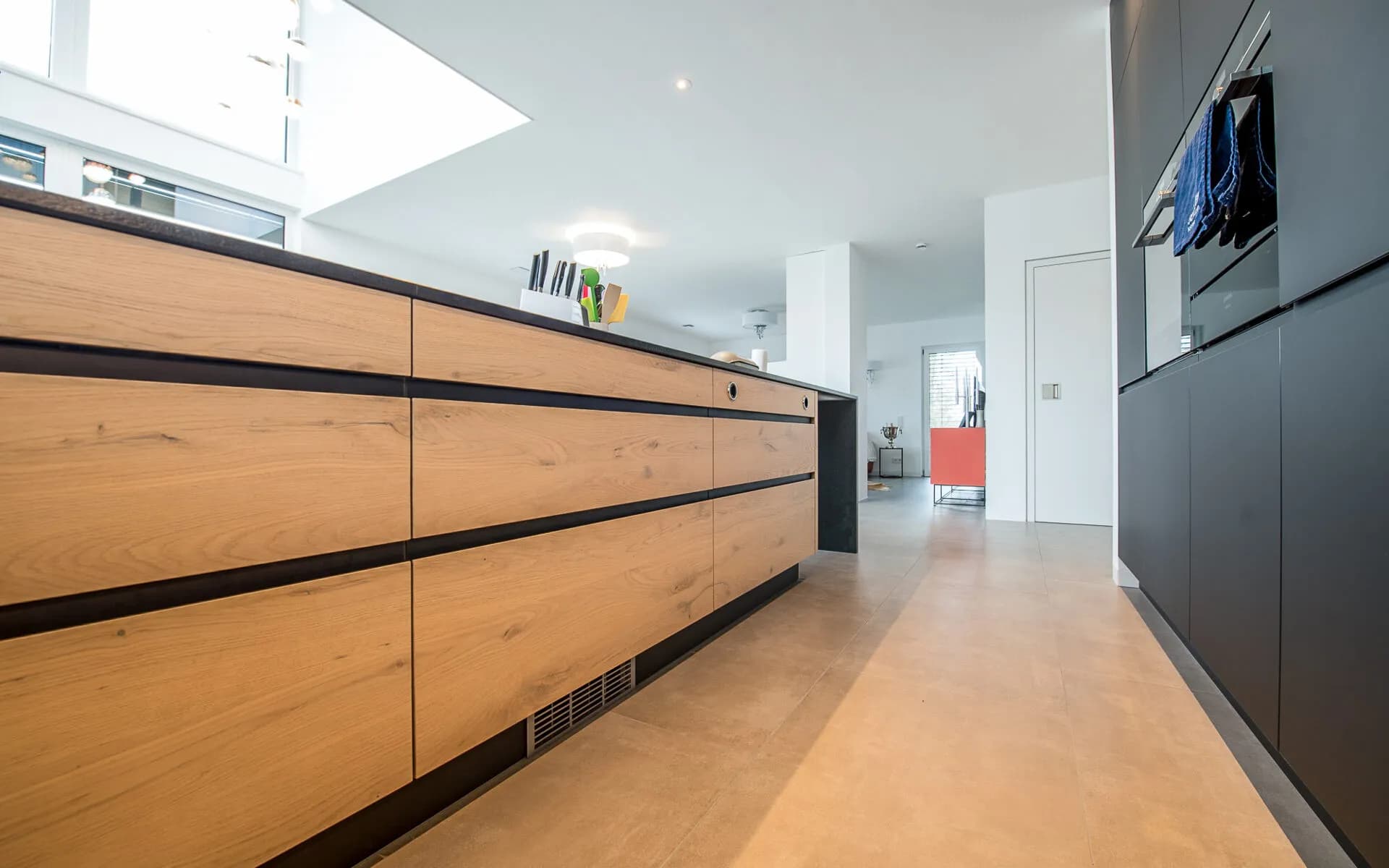 Edel in Schwarz matt - Moderne Küche mit schwarzen Fronten 3