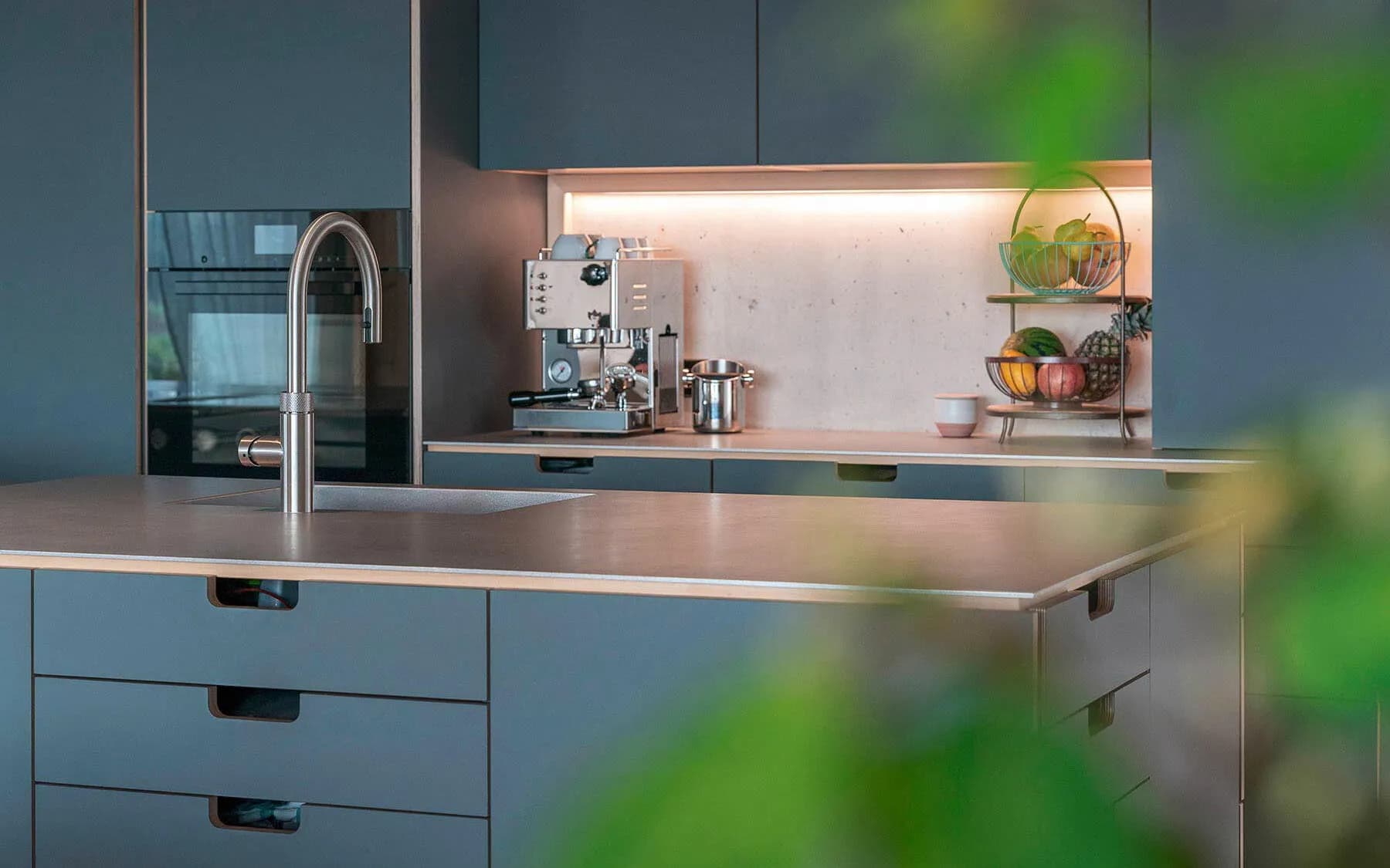 Grünblaue Multiplex-Küche - mit massiver Edelstahl-Arbeitsplatte 5
