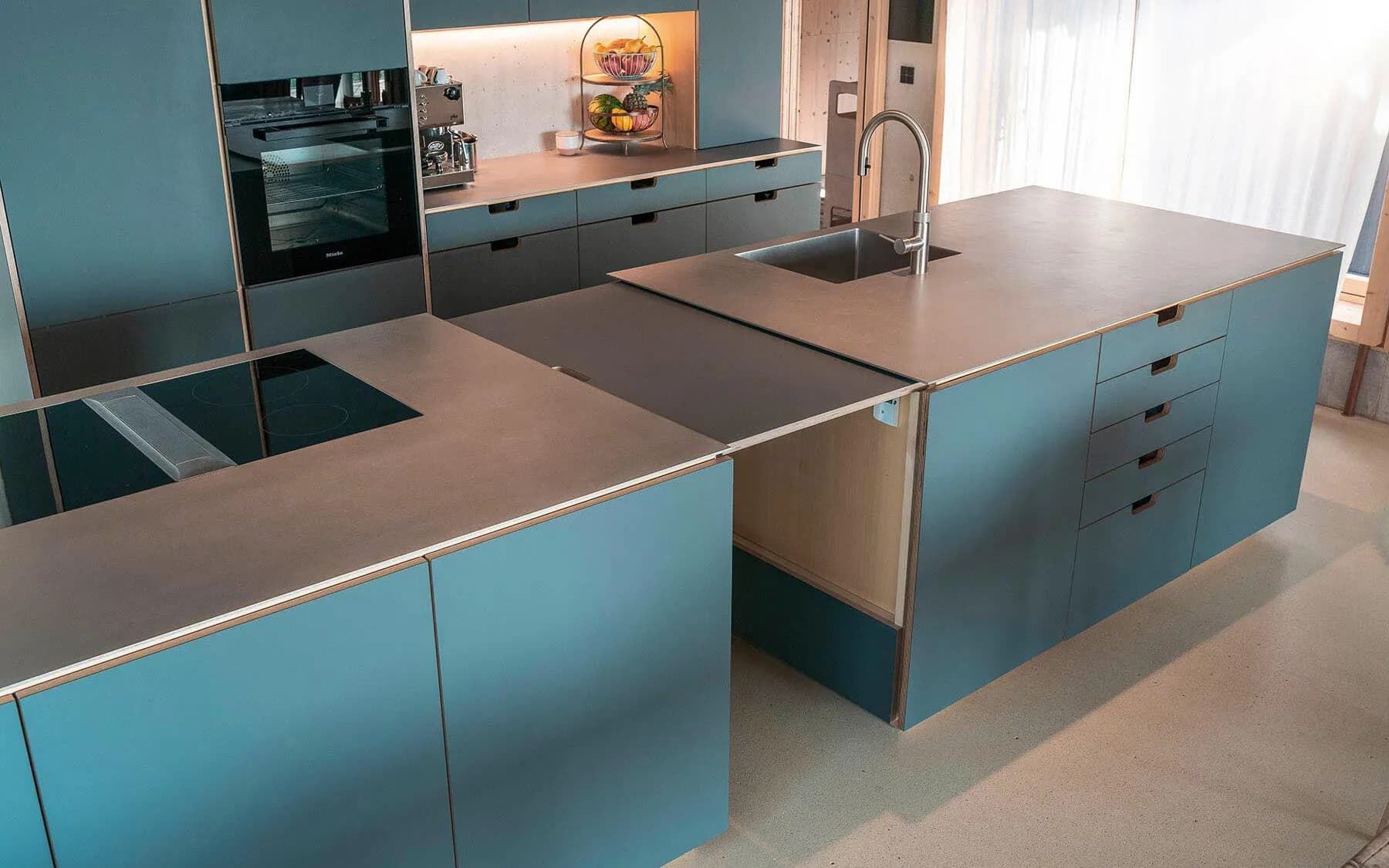 Grünblaue Multiplex-Küche - mit massiver Edelstahl-Arbeitsplatte 2