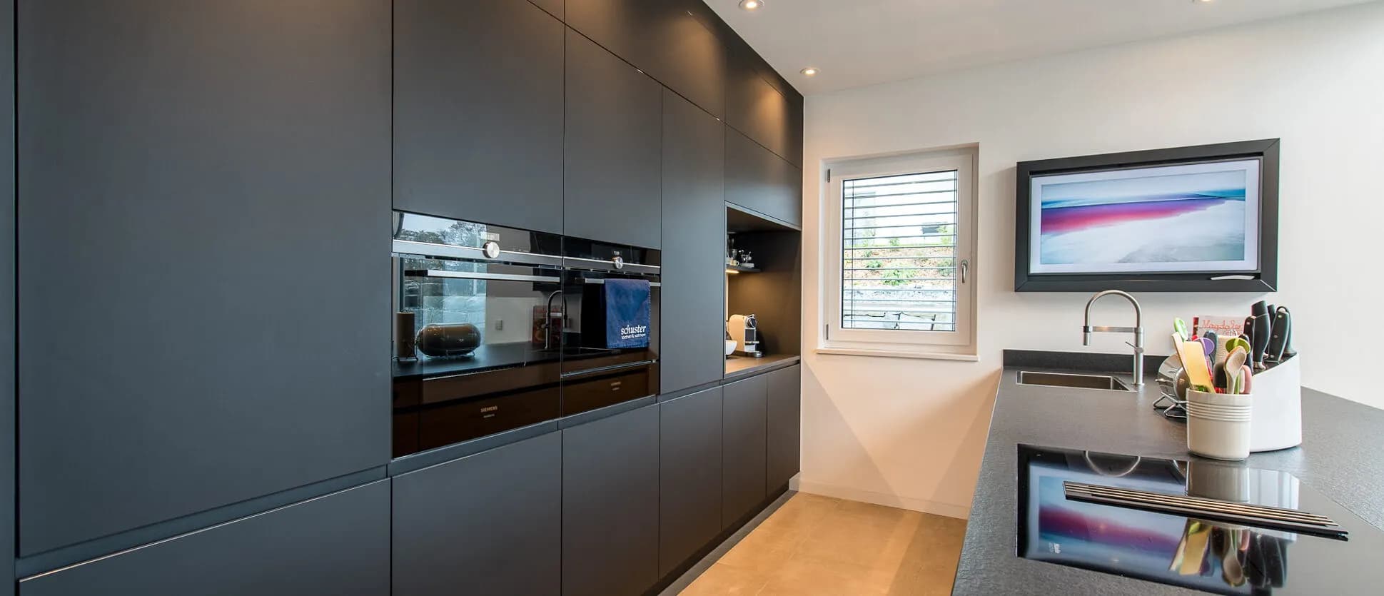 Edel in Schwarz matt - Moderne Küche mit schwarzen Fronten 2